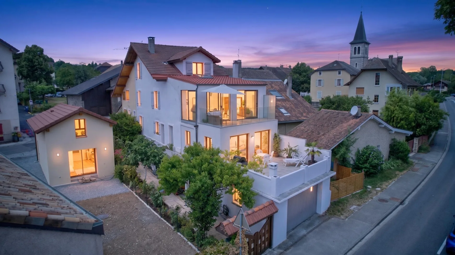 Maison de village au crépuscule, vue aérienne