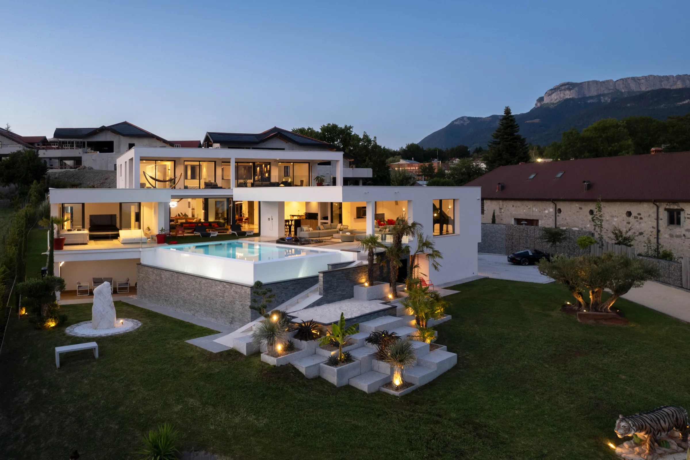 Maison photographiée au crépuscule